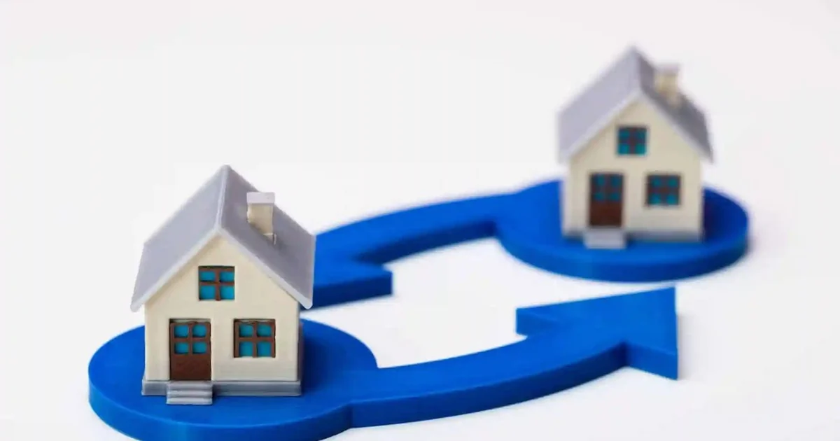 Due immobili in miniatura collegati da frecce circolari: schema visivo della permuta immobiliare